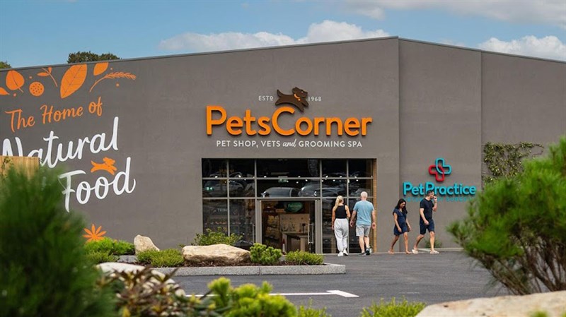 Front of Pets Corner store, Ascot